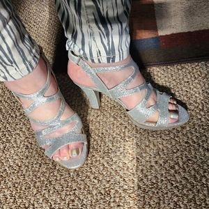 Naturalizer NIB size 8 silver glitter sandals